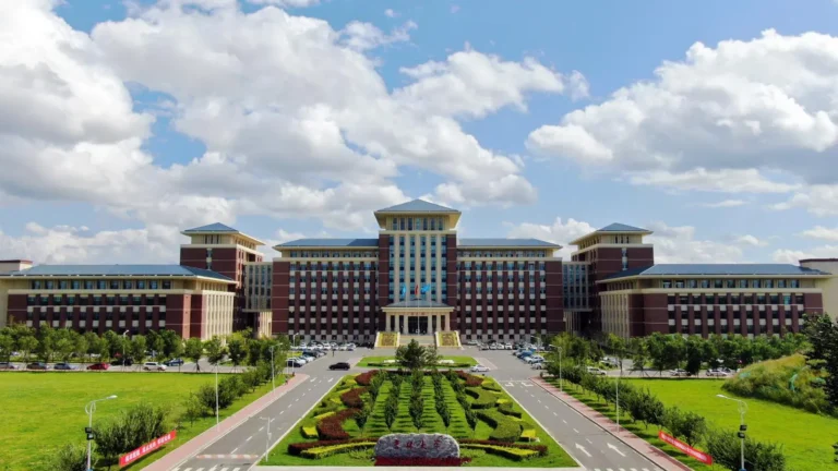 نمای بیرونی ساختمان مرکزی دانشگاه جیلین چین و محوطه سرسبز پردیس